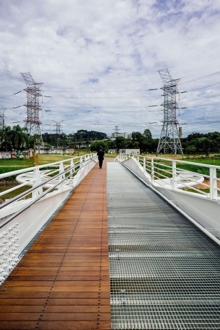 Bayer – Passarela sobre o Canal Guarapiranga, São Paulo, 2013. Arquitetos Roberto Loeb e Luis Capote<br />Foto Pedro Kok 