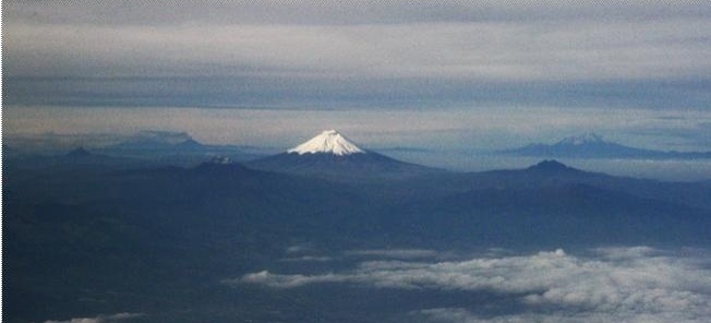 Paisagem com Pichincha e outros vulcões ativos<br />Fotos Abilio Guerra e Silvana Romano Santos 