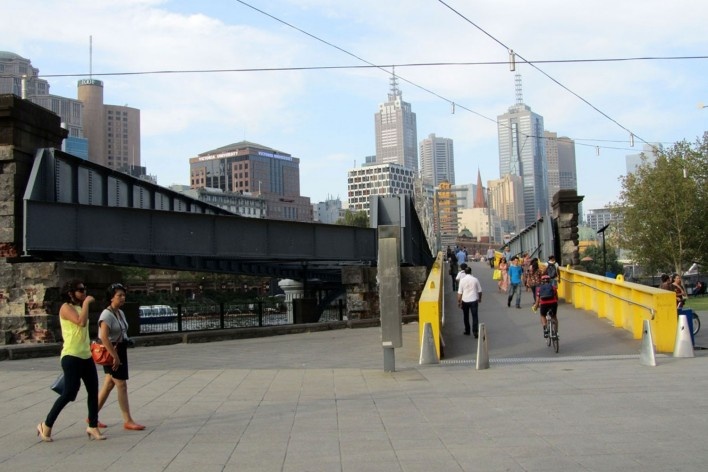 Ponte de pedestres no centro financeiro<br />Foto Gabriela Celani 