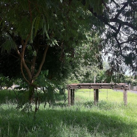 Estrutura de madeira em praça próxima da Avenida 36, Araraquara<br />Foto Abilio Guerra 