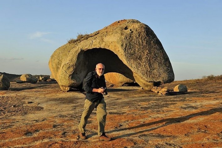 José Tabacow no Lajedo do Pai Mateus, Paraíba<br />Foto L. C. Marigo 