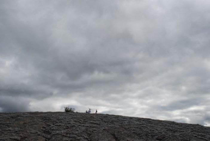 Maciço rochoso no Sumidouro, o "lajedão do Albertino"<br />Foto Douglas Montes 