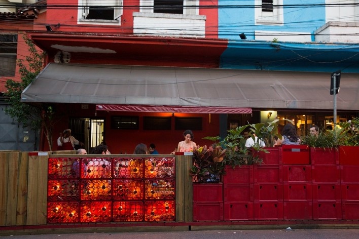 Parklet de engradados na Mateus Grou. Zoom, Instituto Mobilidade Verde e Contain It<br />Foto Sissy Eiko 