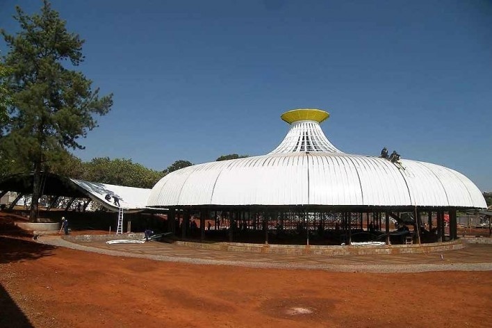 Fundação Darcy Ribeiro. Vista geral do prédio coberto. Instituto Brasileiro de Tecnologia do Habitat, Arquiteto João Filgueiras Lima, Lelé. Brasília DF, Brasil, 2010