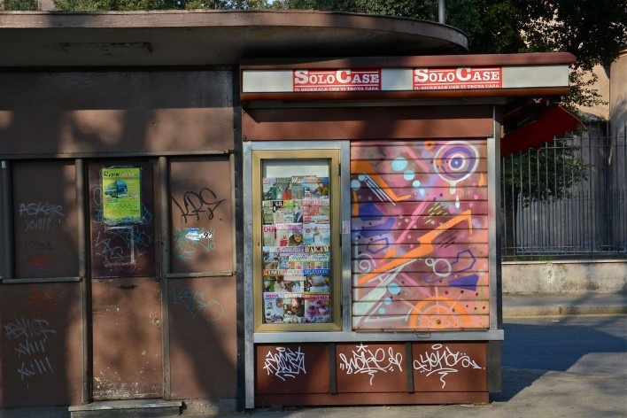 Contrastes, abrigo de ônibus e quiosque no centro urbano de Roma<br />Foto Fabio José Martins de Lima 