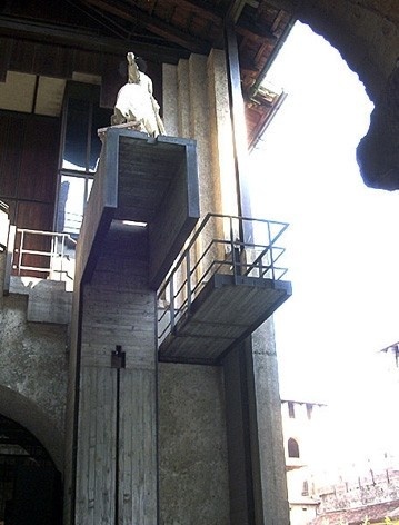 Castelvecchio, portal desenhado por Carlo Scarpa, Verona<br />Foto Ugo Franchini  [Wikimedia Commons]