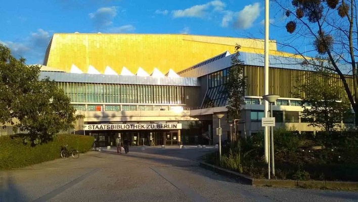 Entrada da Staatsbibliothek zu Berlin (Biblioteca do Estado de Berlim) pela Potsdamer Straße<br />Foto Marcos Sardá Vieira, ago. 2016 
