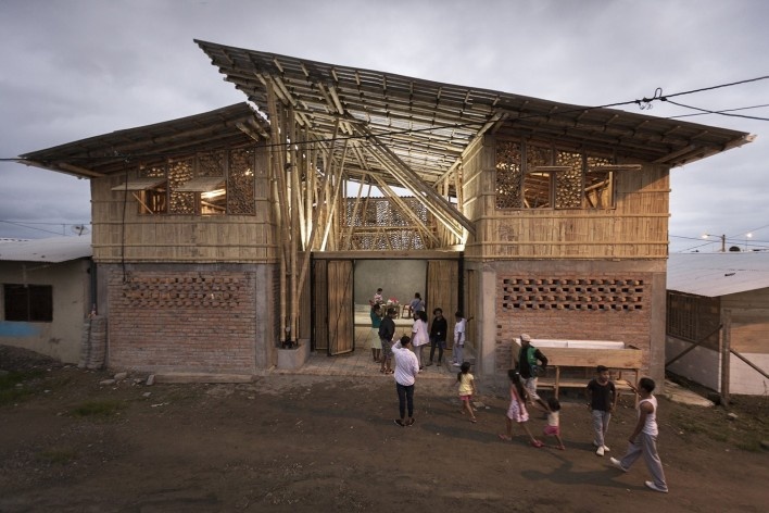 Centro Cultural Chamanga, San José de Chamanga, Esmeraldas, Ecuador, 2018. Atarraya Taller de Arquitectura, Opción Más Chamanga, Universidad de Ciencias Aplicadas de Munich, Universidad Estatal de Portland y Universidad de Tokio<br />Foto Santiago Oviedo 
