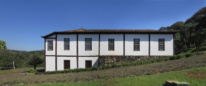 Vista lateral da sede da Fazenda Retirinho reconstruída dentro da Fazenda do Voturuna<br />Foto Vitor Hugo Mori 