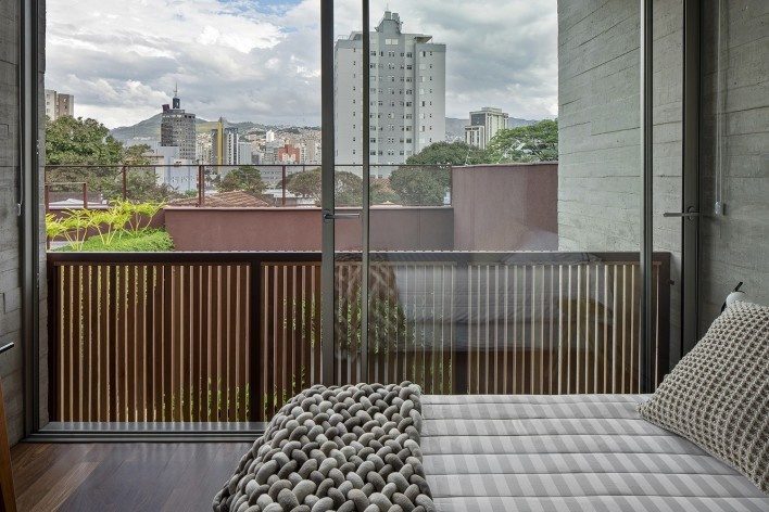Casa Floresta, Belo Horizonte MG Brasil, 2021. Arquitetos Zargos Rodrigues, Rodrigo Pereira, Frederico Rodrigues, Carla Deltreggia, Ika Okamoto, Letícia Armond, Nathalia Melo e Laís Parreiras (autores) / Estúdio Zargos<br />Foto Jomar Bragança 