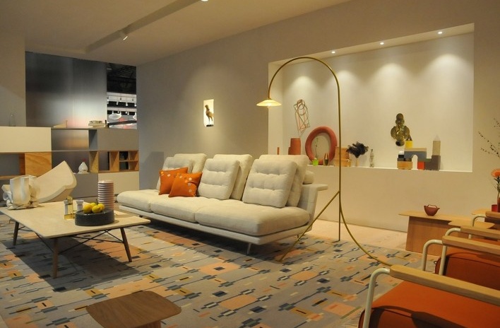 Salone del Mobile, Vitra. Simplicidade, a serenidade deram tom aos espaços do stand. Entre os novos produtos Vitra destaque para o Grand Sofà de Antonio Citterio<br />Foto Marcelo Maingué, 06 abr. 2017 
