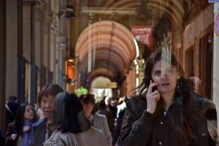 Centro Histórico de Bolonha, pedestres abrigados nos pórticos<br />Foto Fabio Jose Martins de Lima 