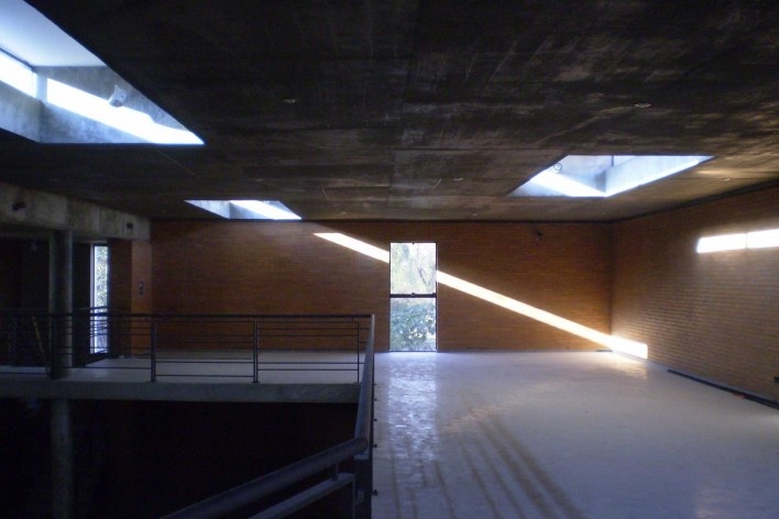Cootrapar – cooperativa de trabajadores de aceros del paraguay. Interior exposición de fotos. Arq. Luis Alberto Elgue y Arq. Cynthia Solis Patri. Villa Hayes, Paraguay. 2007 – 2008.