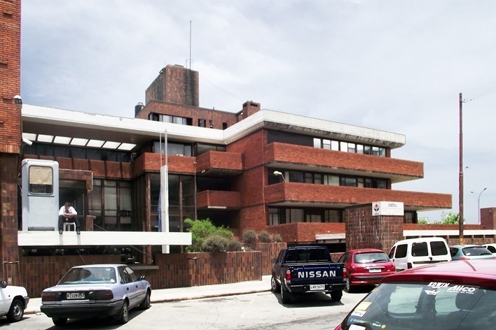 Montevidéu, Sindicato dos Bancários do Uruguai, projeto racionalista que lembra monumento a Rosa Luxemburgo de Mies van der Rohe. Arquitetos Escudero, Mourelle e Lussich, 1964<br />Foto Atalie Rodrigues Alves 