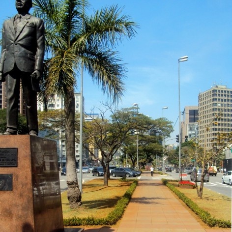 Oficina de desenho urbano MCB, estátua do Prefeito Faria Lima, perdida na ilha central da avenida, São Paulo, 2011<br />Foto Lucas Lavecchia e Paulo Scheuer 
