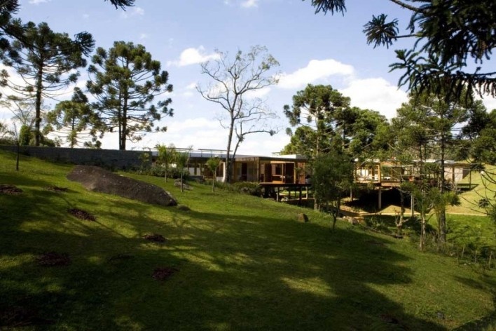 Projeto Casa Grelha, vista externa da residência.Forte, Gimenes & Marcondes Ferraz Arquitetos, 2º. prêmio categoria profissional/ obras concluídas, Serra da Mantiqueira, SP, 2005-2007.