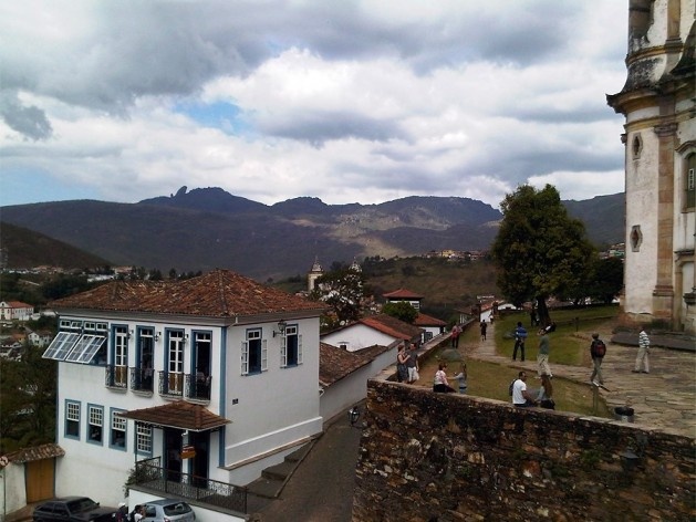 Circundando a igreja São Francisco de Assis, adro em pedra sobre plataforma e muro de arrimo<br />Foto Abilio Guerra 