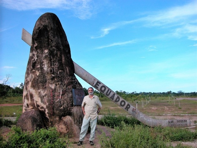 Luiz Cláudio Marigo na linha do Equador, Rodovia Manaus-Boa Vista<br />Foto José Tabacow 