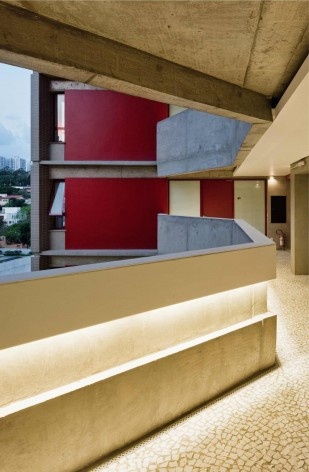 Edifício habitacional na Rua Simpatia. GrupoSP<br />Foto Nelson Kon 