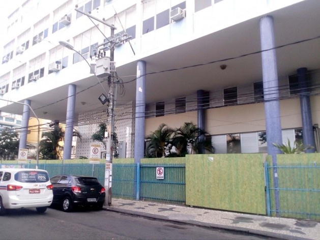 A Faculdade de Economia da Universidade Federal da Bahia, na praça da Piedade, protegida pelos tapumes<br />Foto Volha Yermalayeva Franco 