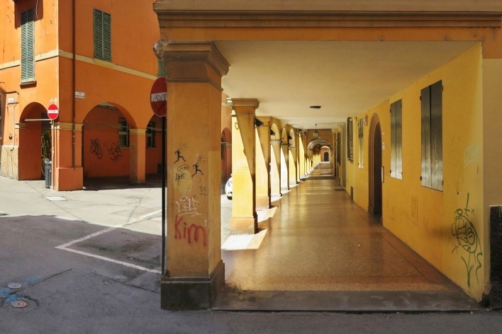 Via Francesco Acri, bairro de São Leonardo, Bolonha, Itália<br />Foto Victor Hugo Mori 