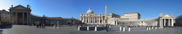 A igreja de Bramante e Michelângelo, a nave e nova fachada de Della Porta e Raynaldi e as colunatas de Bernini, resultam na mais complexa obra de arte do barroco. A panorâmica é uma tentativa de mostrar as três obras que se sucederam e a requalificaram