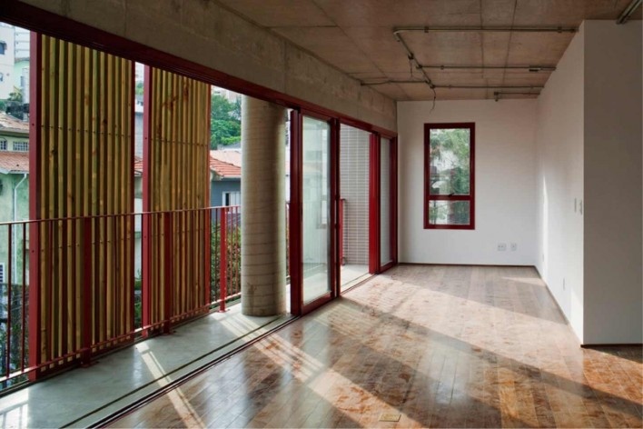Edifício habitacional na Rua Simpatia. GrupoSP<br />Foto Nelson Kon 