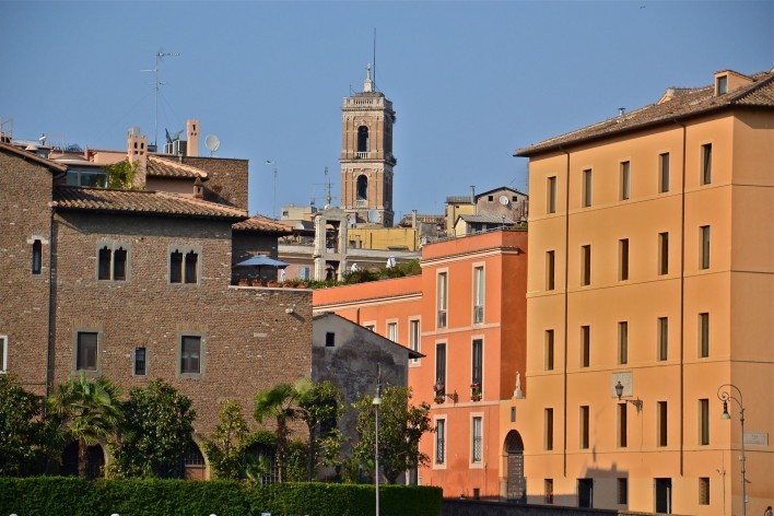 Contrastes, tempos diferenciados, patrimônio edificado no centro urbano de Roma<br />Foto Fabio José Martins de Lima 