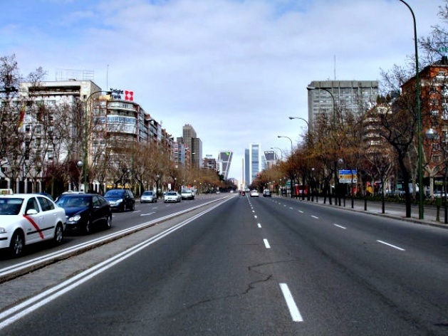 Paseo de la Castellana, com Torres Kio ao fundo<br />Foto Ana Paula Medeiros 