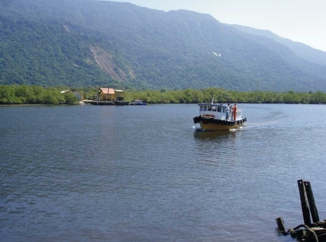 Bertioga, embarcação que faz a travessia do Rio Itapanhaú<br />Foto Denise Fernandes Geribello, mar. 2003 