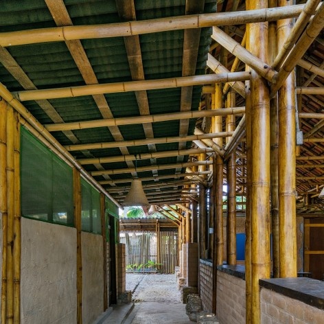 Centro comunitário Camburi, Ubatuba SP Brasil, 2018. CRU! Architects, Sven Mouton, Reintje Jacobs, Britt Christiaense e Jan Detavernier<br />Foto Nelson Kon 