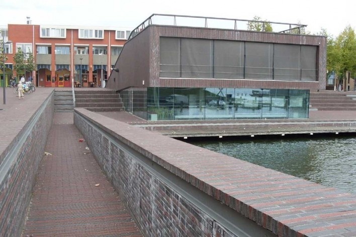 CASla, o Centro de Arquitetura de Almere, Almere Centrum. Arquitetos Jean Phillippe Lanoire e Sophie Courrian (França). Nele as informações sobre a cidade são sempre acessíveis e as exposições são renovadas a cada trimestre
<br> Data da foto: 27/08/2009 <<br />Foto Taiana Car Vidotto 