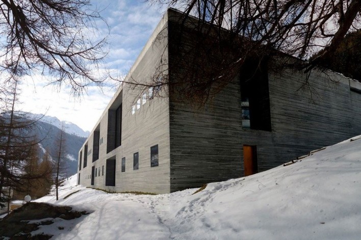 Fachada frontal e lateral, Vals, Suiça, 2013<br />Foto Márcio Costa 
