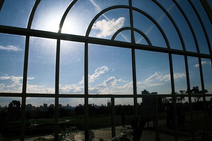 A cidade vista de dentro da estufa<br />foto Lygia Nery 