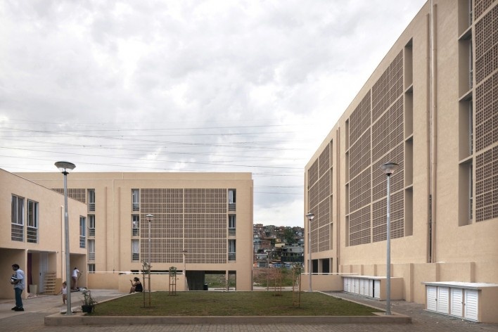Obra Concluída: Páteo entre edifícios<br />Foto Leonardo Finotti 