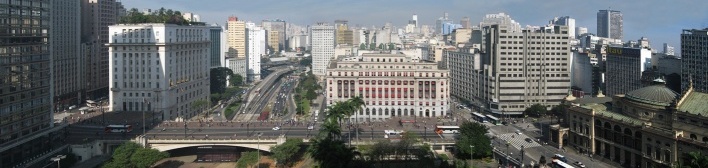 Montagem horizontal de várias fotos tiradas durante uma reunião na Associação Rural Brasileira que fica no Edifício CBI de Lucjan Korngold