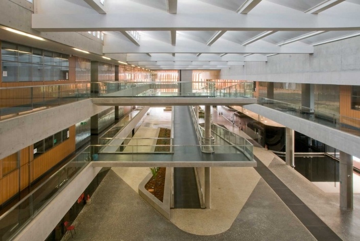 FHE – Fundação Habitacional do Exército, átrio central, rampa de acesso aos pavimentos, escritórios. Escritório MGS – Macedo, Gomes & Sobreira<br />Foto Joana França 