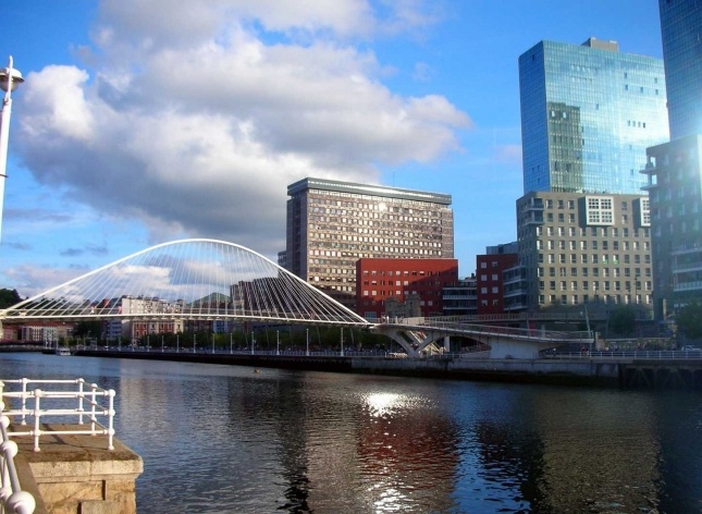 "Casco viejo" e a ponte para pedestres de Santiago Calatrava<br />Foto Gabriela Celani 