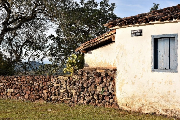 Muro de alvenaria de pedra seca, construído em canga, da casa paroquial da Capela de São João Batista, Ouro Preto MG, 2015<br />Foto Elio Moroni Filho 
