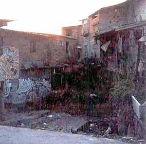 Foto 14 – Córrego no interior da São Remo. À esquerda, grafites do movimento Hip-Hop<br />Foto Flávio Higuchi 