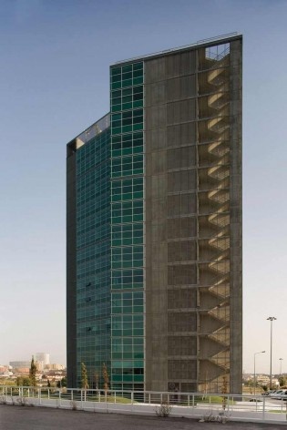 Tower Plaza. Vista externa do edifício, Regino Cruz Arquitectos, Vila Nova de Gaia, Portugal<br />Foto FG+SG 