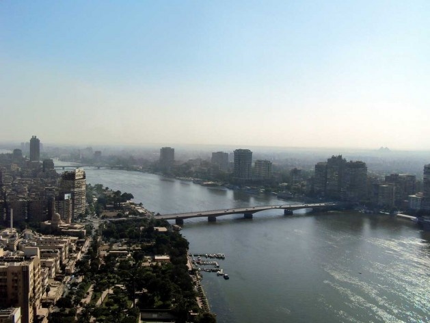Rio Nilo cortando Cairo e Gizé com as pirâmides ao fundo<br />Foto Leonardo Castello 