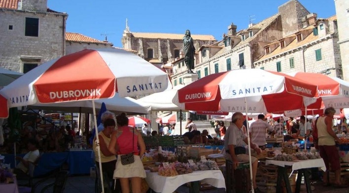 Por dentro da Cidade Antiga. Feira de produtos locais, na praça<br />foto Aline Martins da Silva 