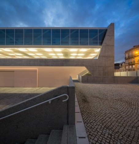 Museu Nacional dos Coches, relação do anexo com o entorno, Lisboa. Arquiteto Paulo Mendes da Rocha, MMBB arquitetos e Bak Gordon arquitetos<br />Foto Fernando Guerra  [FG+SG Architectural Photography]