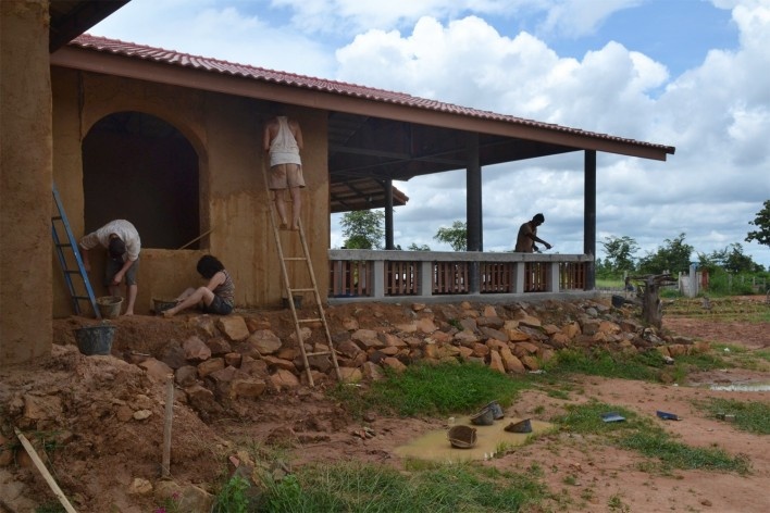 Construção de casa de adobe, Projeto Mindfulness, Tailândia, agosto, 2016<br />Foto Jessica Bittencourt 