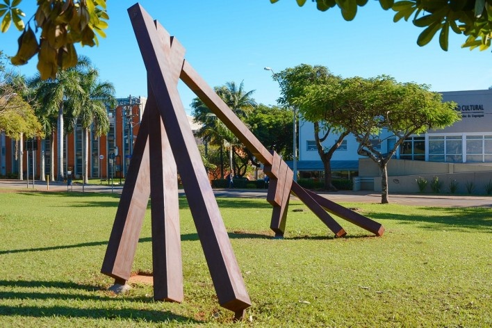 <i>Eixo Paralelo ao da Rotação da Terra</i>, escultura pública de Marco do Valle na Unicamp, novembro de 1987<br />Foto Melissa Vendite 