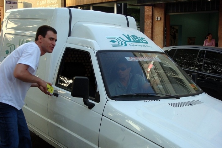 Artistas entregam adesivo do projeto Fui a Pé a motorista no centro de Limeira<br />Foto divulgação 