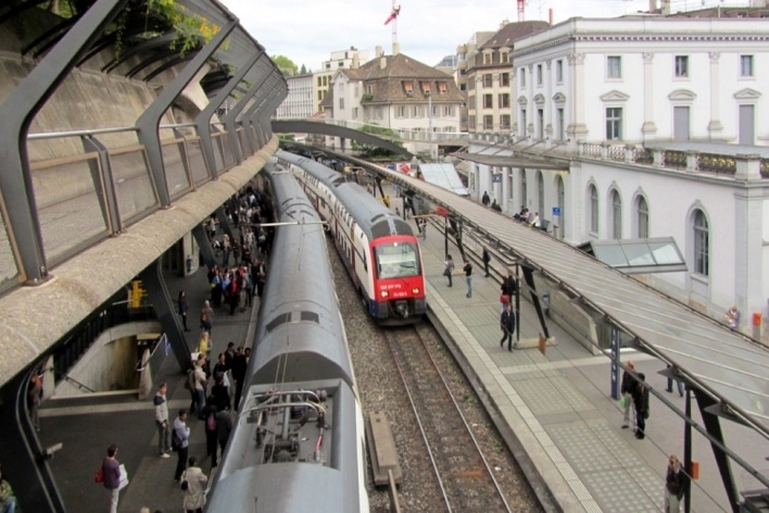 Estação Stadelhofen, estação no nível da rua<br />Foto Gabriela Celani 