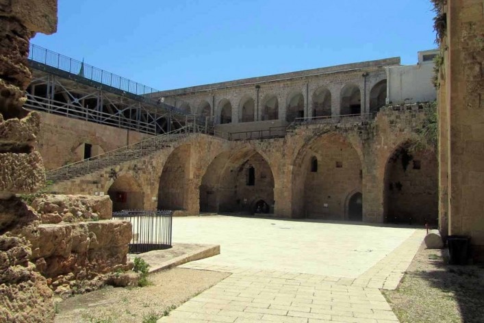 São João de Acre, praça escavada de onde se avista as duas cidades sobrepostas<br />Foto Victor Hugo Mori 