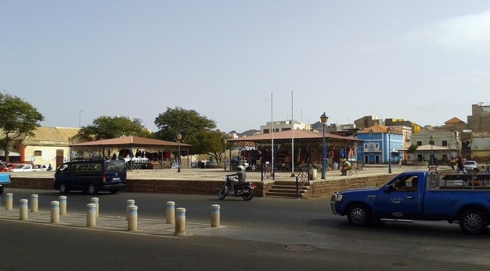 Mindelo, Praça Estrela. Construções em estrutura metálica abrigam comércio variado<br />Foto Marcela Santana, 2016 